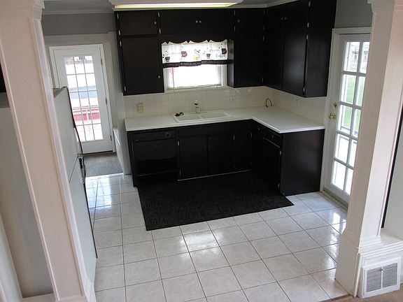Kitchen w/ Tile Floor