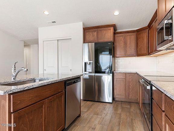 5th image of 513 Lacoursiere St