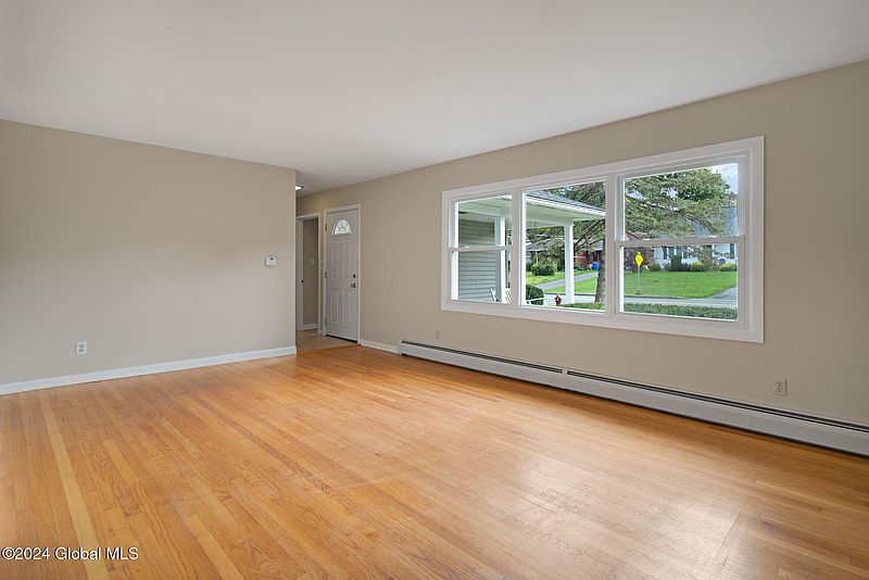 4th image of 251 Woodlawn Avenue