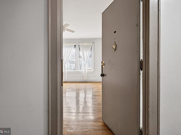 3rd image of 1820 Clydesdale Pl NW APT 411