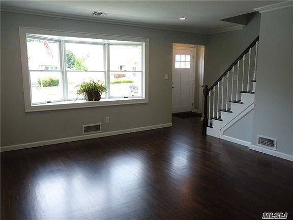 3rd image of 32 Burton Ln