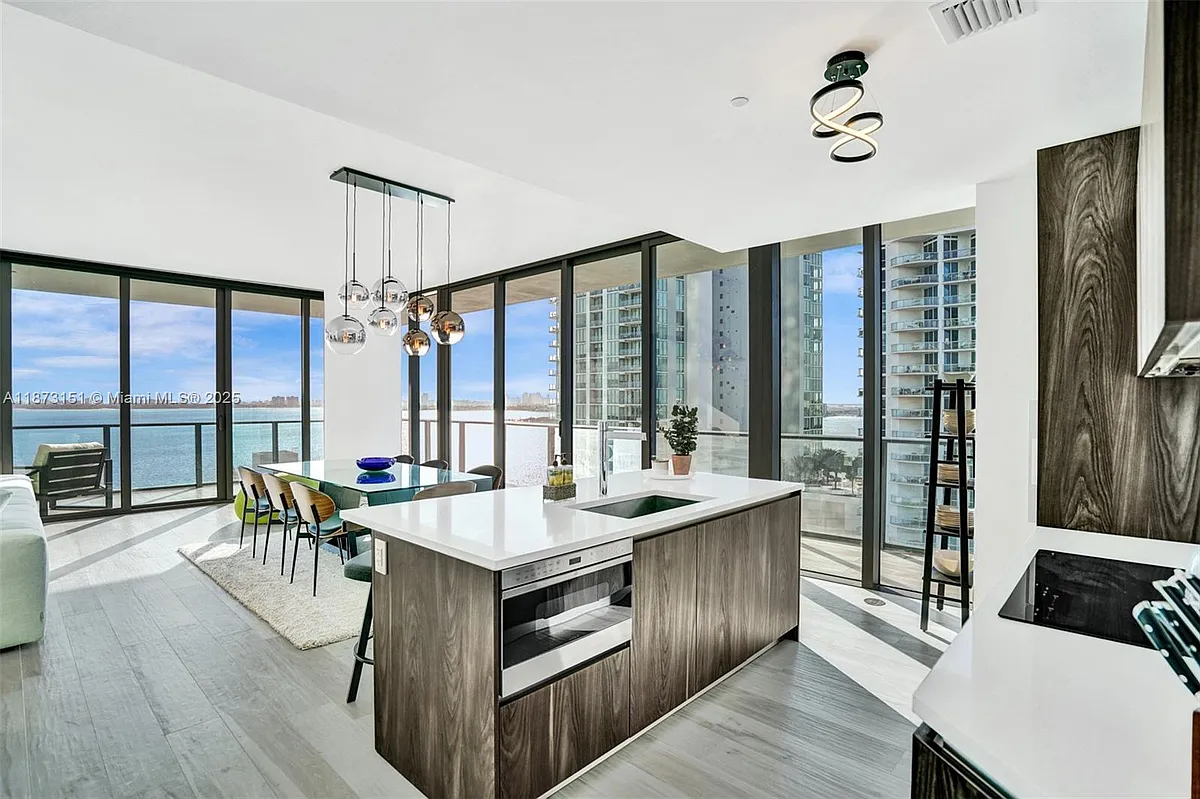 Building Photo - 480 NE 31st St #1401