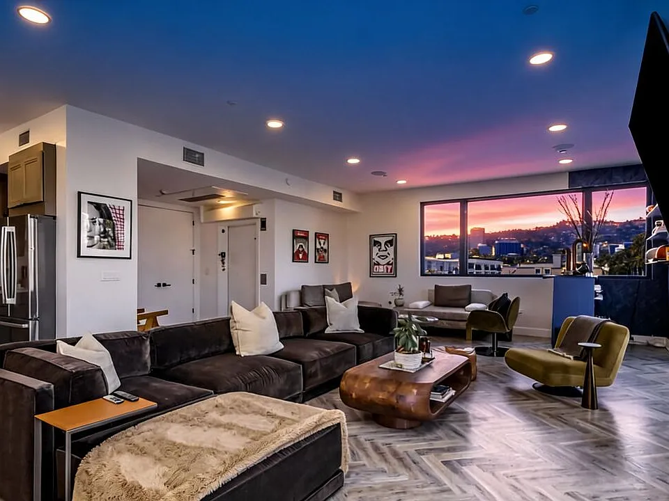 137 N Doheny Dr #4
