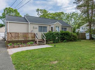 24 Gwendolyn Pl, East Islip, NY 11730