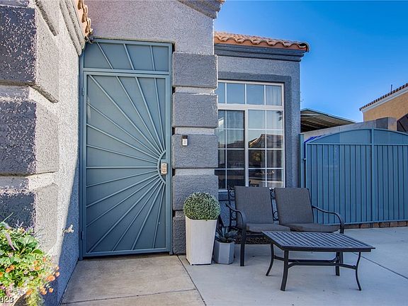 3rd image of 821 Zinnia Cir