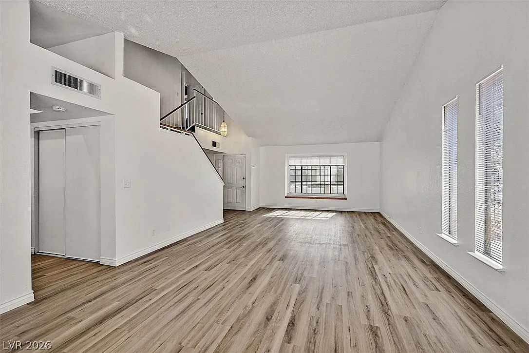 3 bed, 2.0 bath, 1880 sqft, $2,400 — Photo 3