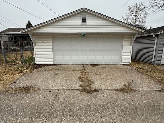 2nd image of 932 42nd Ave