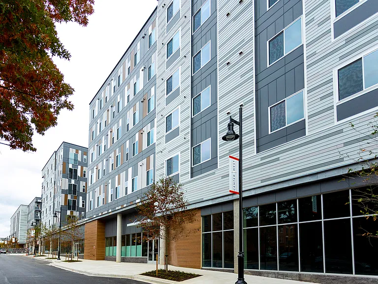 Center/West — Photo 17