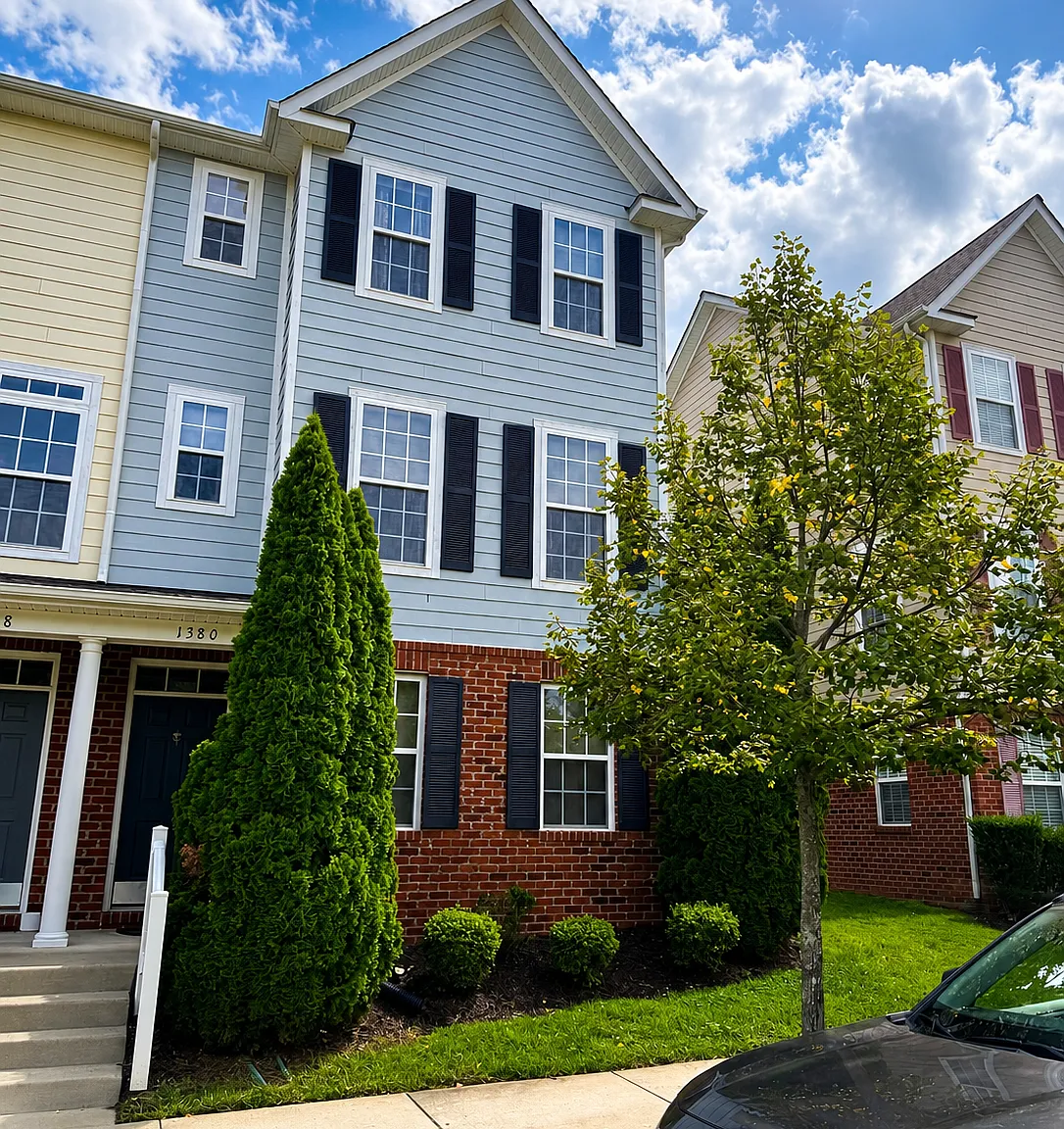 3 bed, 3.5 bath, 1426 sqft, $2,350 — Photo 2