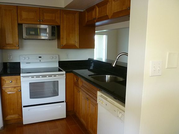 4th image of 15206 Glenmoor Dr