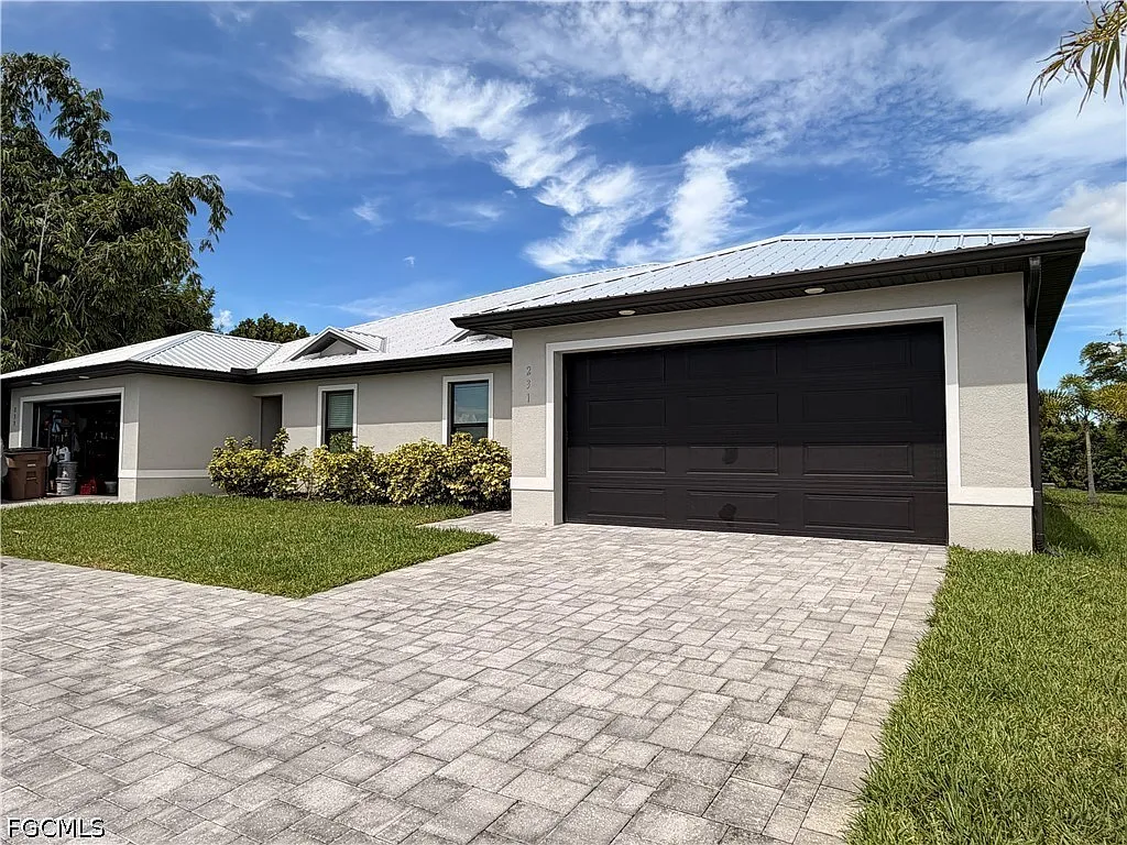 3 bed, 2.0 bath, 1421 sqft, $2,400 — Photo 2