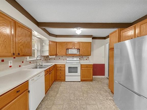 4th image of 8404 Metcalf Ave