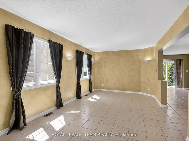 32 Riverstone Dr N — Photo 9