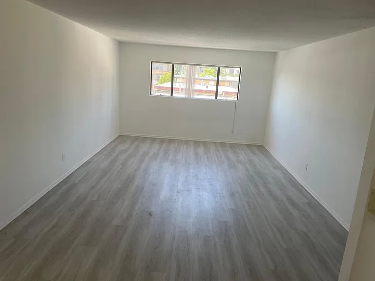 333 W Lexington Dr — Photo 10