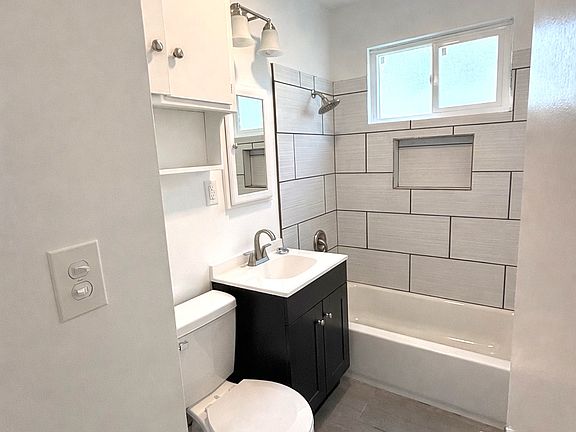 3rd image of 1427 Centinela Ave APT 4
