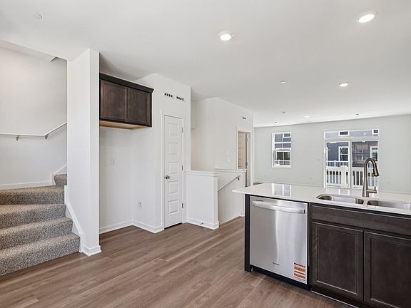 4th image of 527 Yosemite Way