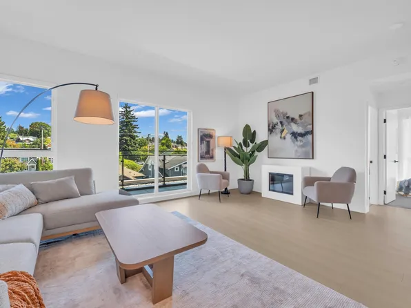 422 E 3rd St #510, North Vancouver, BC V7L 0K1