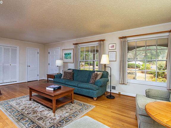 5th image of 14323 SE Fairoaks Ave