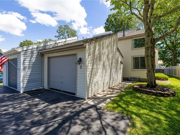 7 Brimsdown Cir, Fairport, NY 14450