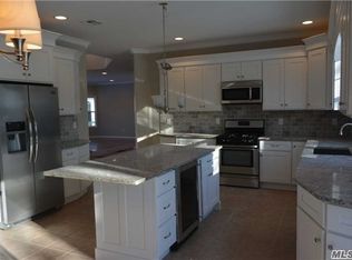 21 Dandelion Ct, Lake Grove, NY 11755