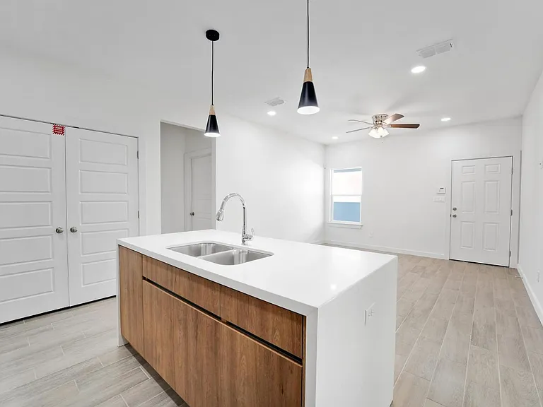 1402 W Platinum Dr #4 — Photo 1
