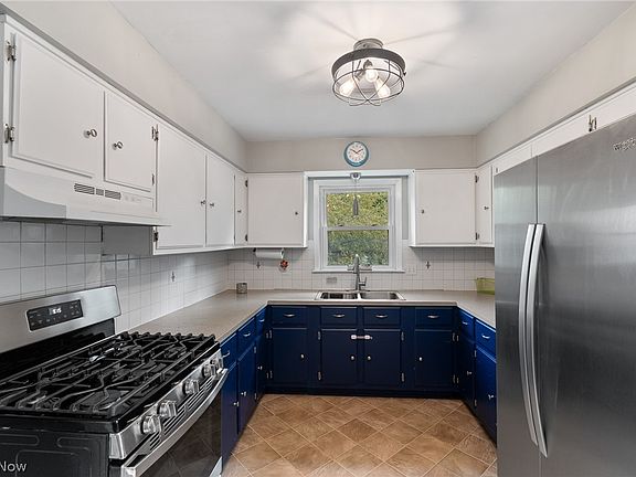 2nd image of 1880 Adelaide Blvd
