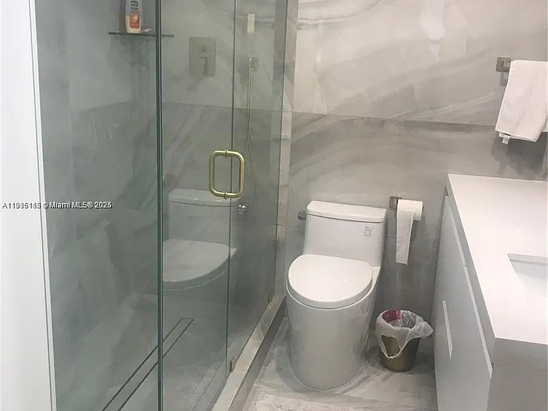 10185 Collins Ave #516 — Photo 5