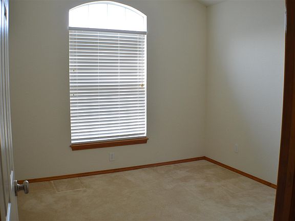 3rd image of 910 Lauren Ln