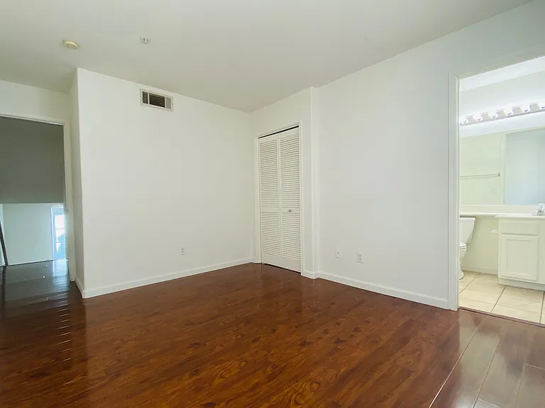 305 W Newby Ave #J — Photo 10