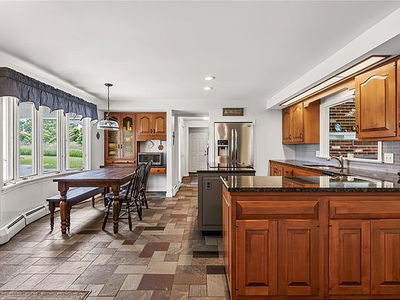 5th image of 364 Island Cottage Rd