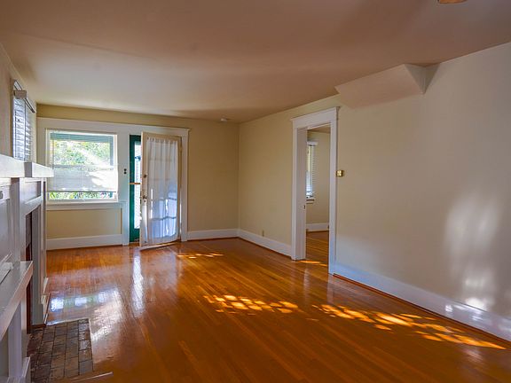 4th image of 224 N Louise St Unit B