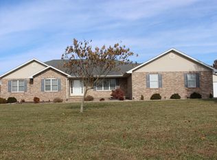 17 Len Dr, Highland, IL 62249