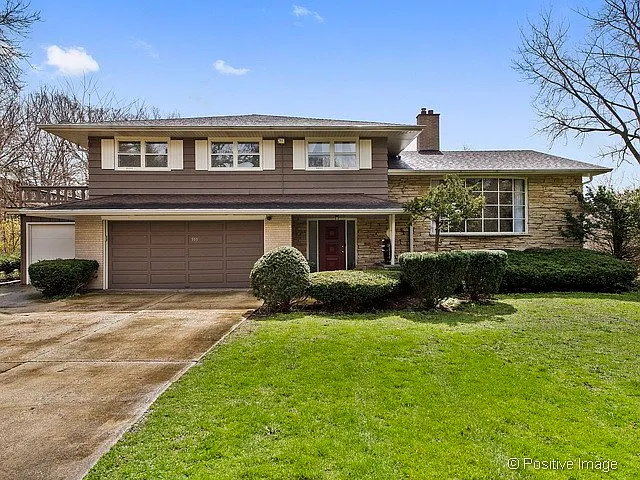16W555 Hillside Ln photo 1