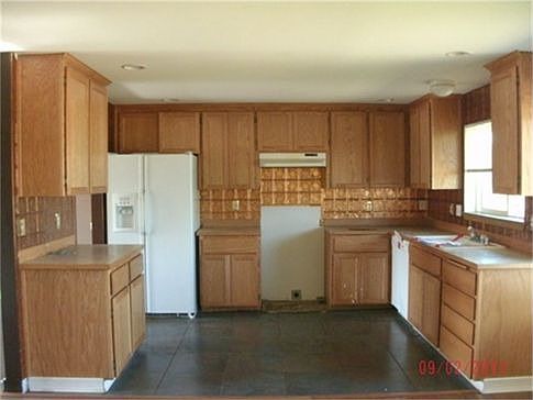 4th image of 1327 E 63rd St