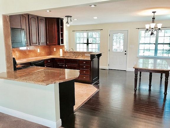 4th image of 660 Lakeside Dr