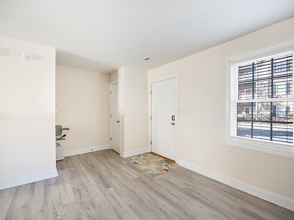 3rd image of 122 Colonnade St