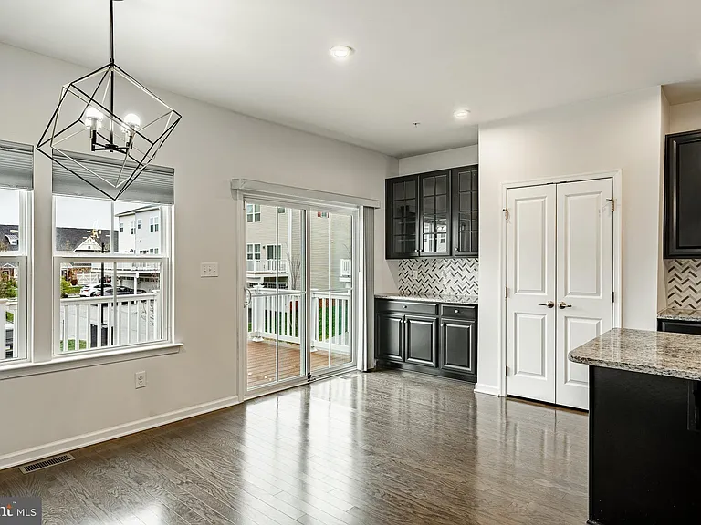 300 Blue Welsh St — Photo 8