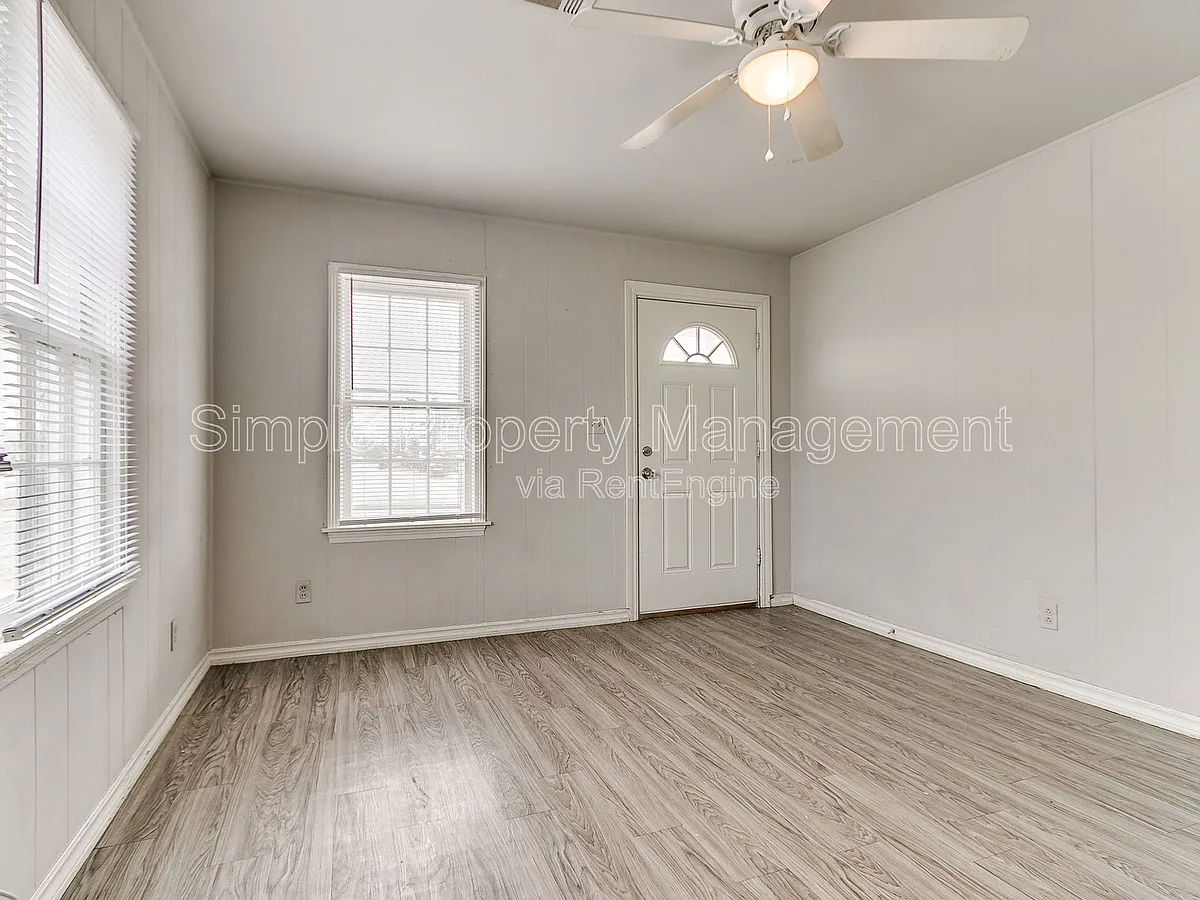 Building Photo - 4005 N Rockwell Ave