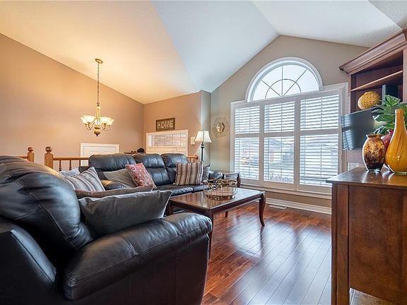 4th image of 31 Oakdale Blvd