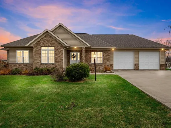 1127 Paradise Ln, Kalona, IA 52247