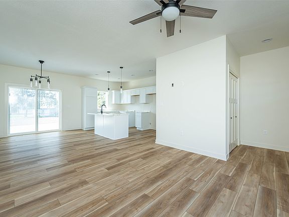 5th image of 615 S 4th Ave E