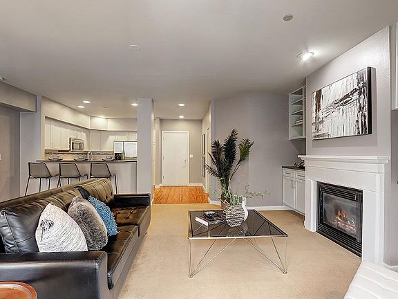 5th image of 925 110th Ave SE APT 208