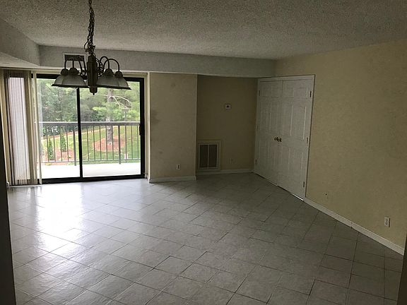 3rd image of 3800 Powell Ln APT 424