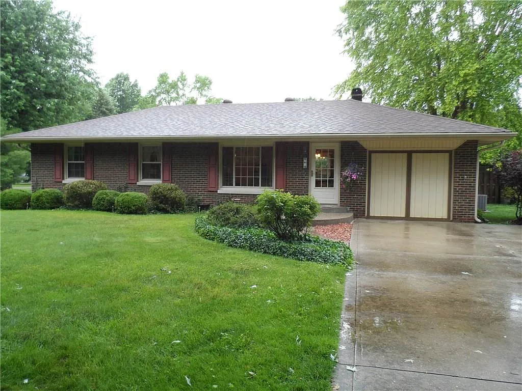310 E Roberts Rd photo 1