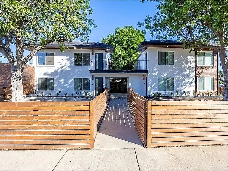 1062 S Gordon St — Photo 1