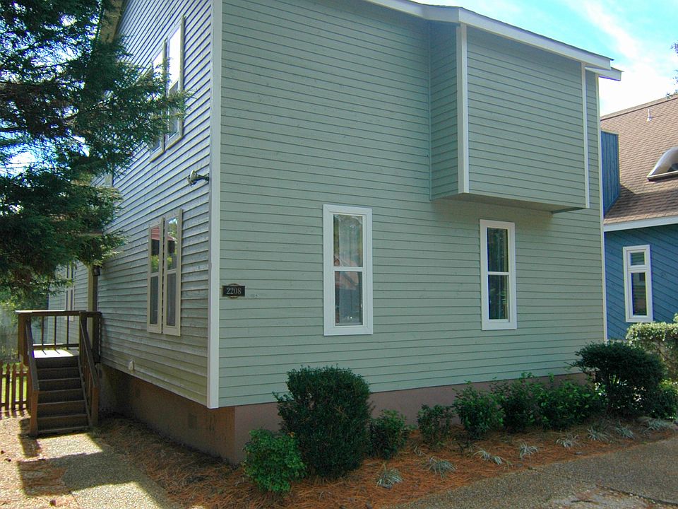 1st image of 2208 Woodlawn Ave