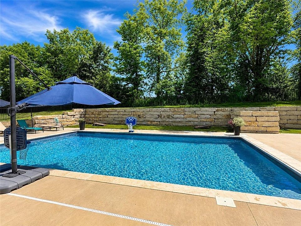 2nd image of 921 Foxglove Ln