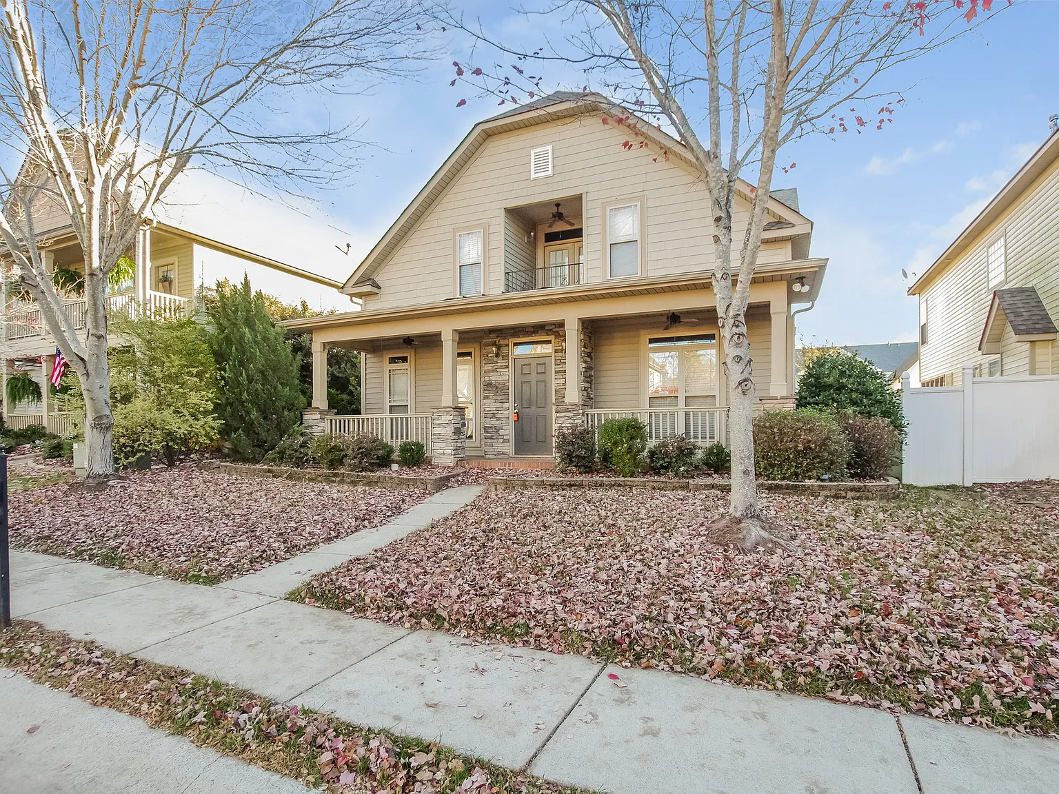 4 bed, 2.5 bath, 2402 sqft, $2,295 — Photo 2