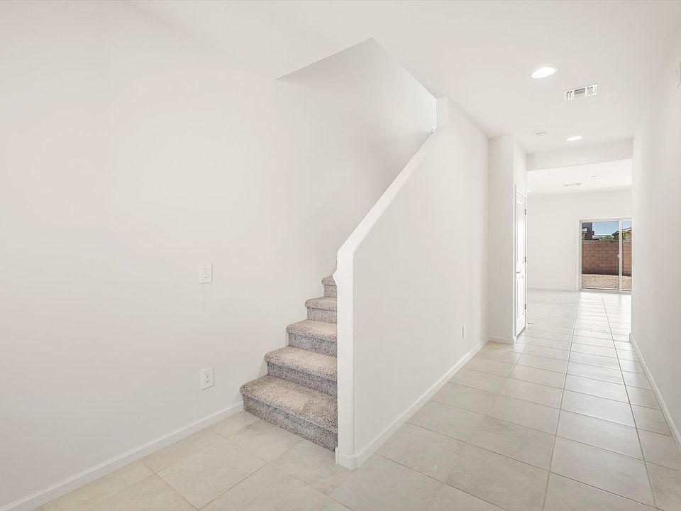 TUC_Valencia-Crossing_Revel_Hallway_4852-E-Julian-Wash-Dr