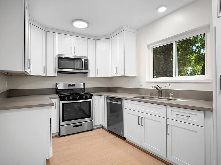 2116 E Chevy Chase Dr #C — Photo 11